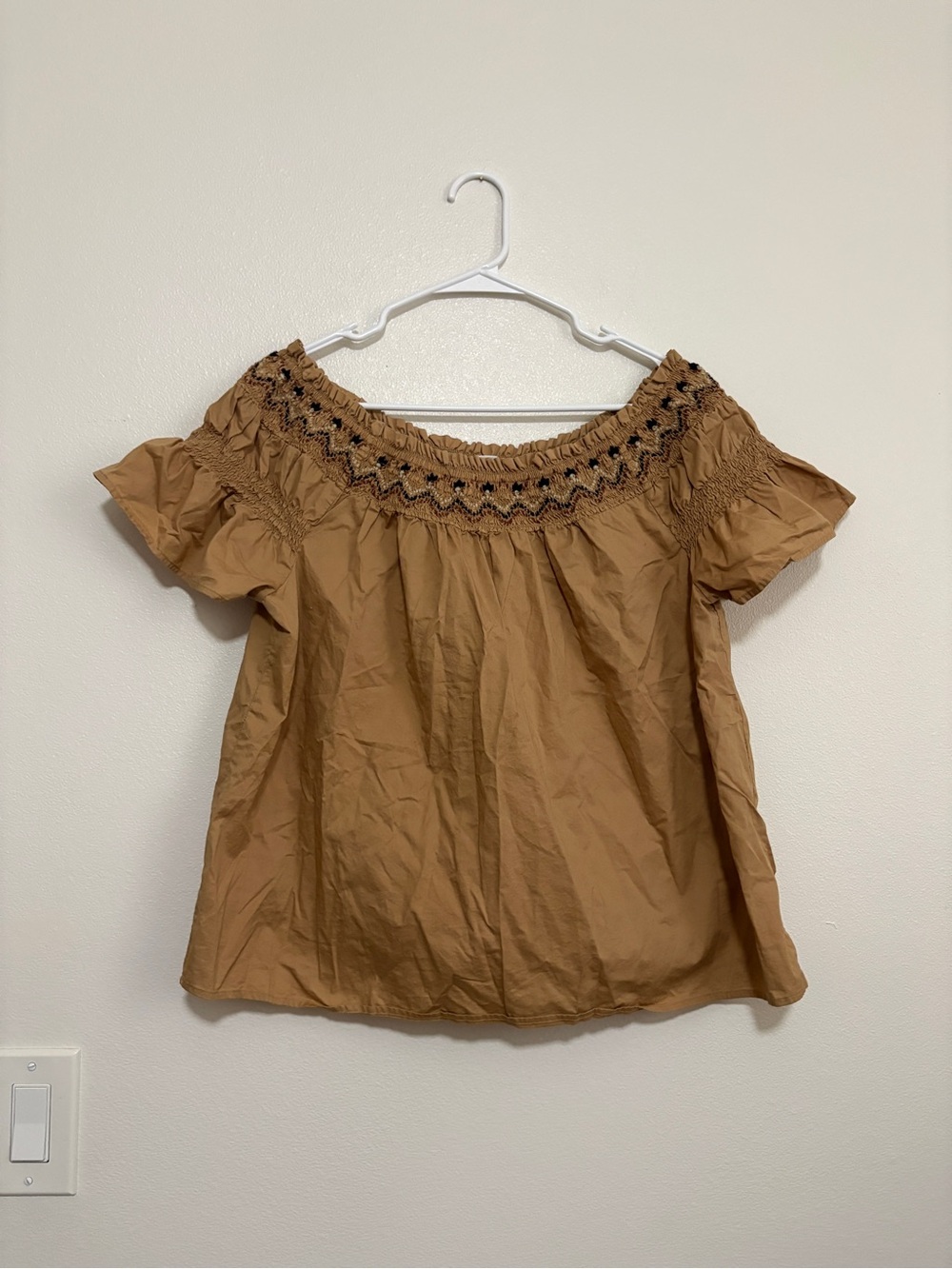 Women’s Old Navy Off-Shoulder Smocked Top in Camel Size Large - Picture 2 of 6